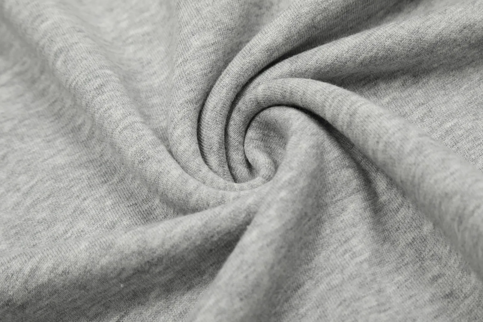 VIVI07# "Exclusive hot style" vivienne west wood West Queen Vivienne Saturn classic small label round neck sweatshirt, the top hot style in 2024, no need to say more, just open the details directly YB mold opening, correct overlock neckline details ⚠️The authentic product is the overlock threaded collar, there is no collar strip. Our family only makes the right version, and we are careful to ensure that the first release of the Queen Mother on the whole network is accurate. The full series of correct accessories, every detail is completely restored Straight up to full Size: XS-L